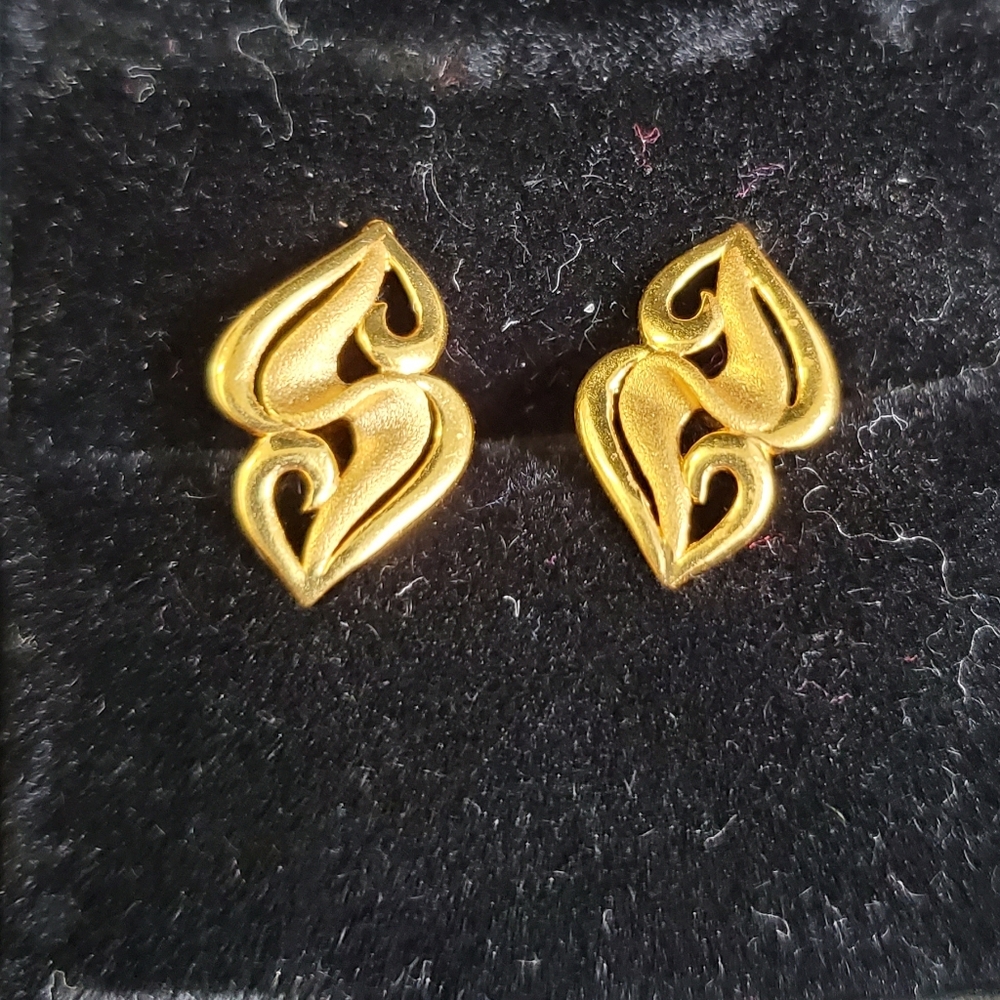 21K Handcrafted Gold Earrings Beauty Personified